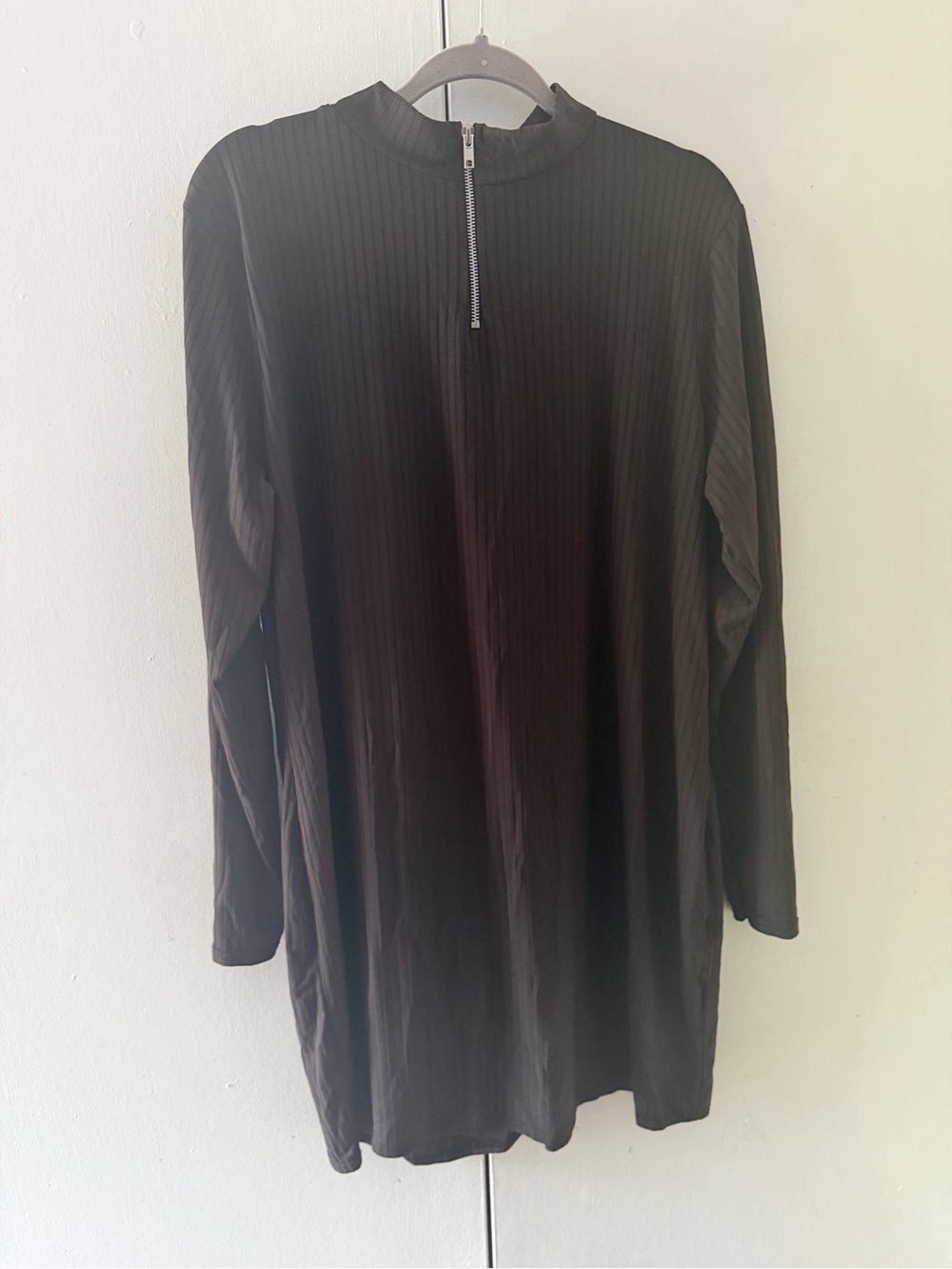 PrettyLittleThing women’s Black Ribbed Zip-Up mini gown